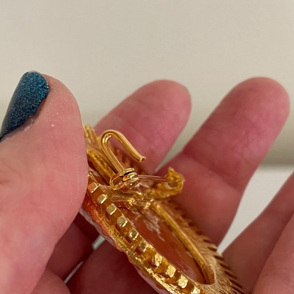 Vintage Style Cameo Brooch Pin Pendant Resin on Goldtone Oval 1.5 in x 2 in - Picture 7 of 9